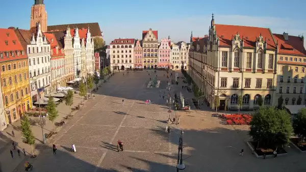 Wrocław - widok na rynek główny we Wrocławiu z kamery stałej.
