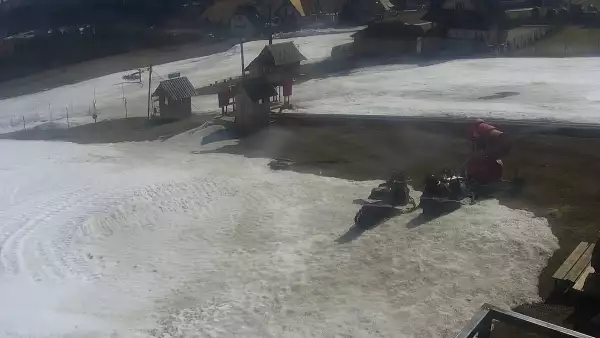 Widok na stok ośrodka narciarskiego Potoczki w Zębie