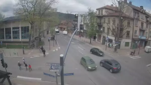 Zakopane - widok na skrzyżowanie ulic Zamoyskiego z Krupówkami.