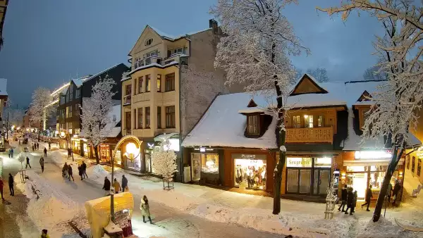 Widok z Kamery na Ulicę Krupówki w Zakopanem na żywo