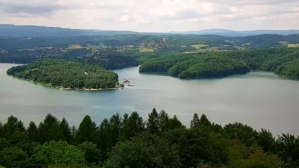 Widok z kamery na Jezioro Solińskie w Bieszczadach.