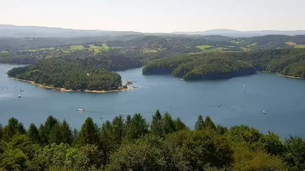 Widok z kamery na Jezioro Solińskie w Bieszczadach.