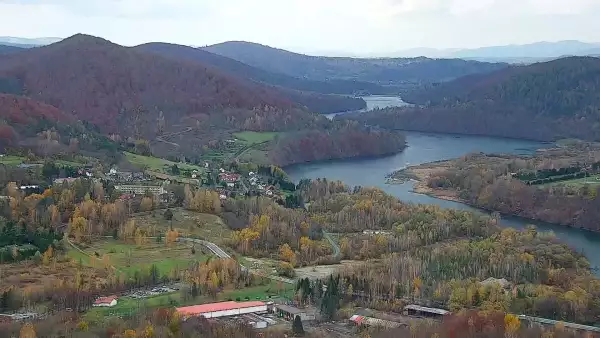 Widok z kamery na Jezioro Solińskie w Bieszczadach.