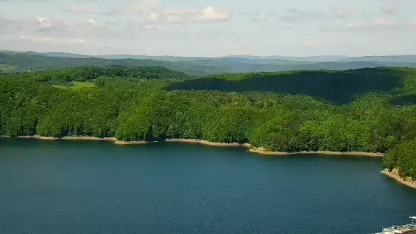 Widok z kamery na Jezioro Solińskie w Bieszczadach.