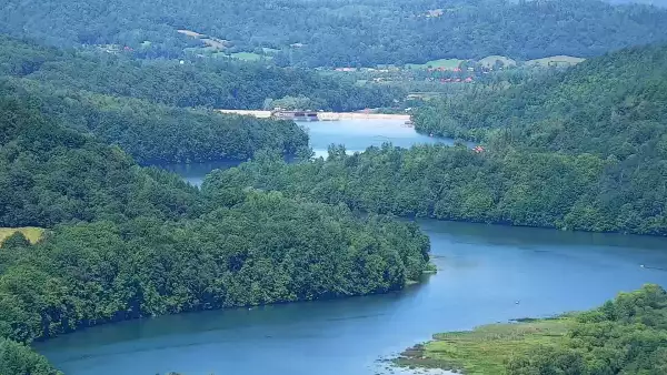 Widok z kamery na Jezioro Solińskie w Bieszczadach.