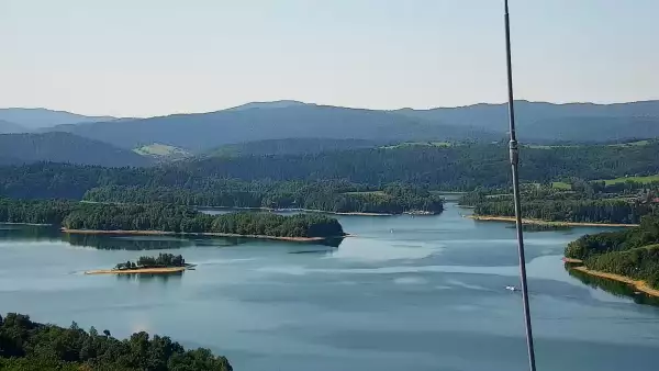 Widok z kamery na Jezioro Solińskie w Bieszczadach.