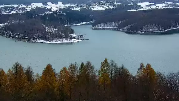Widok z kamery na Jezioro Solińskie w Bieszczadach.