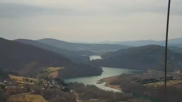 Widok z kamery na Jezioro Solińskie w Bieszczadach.