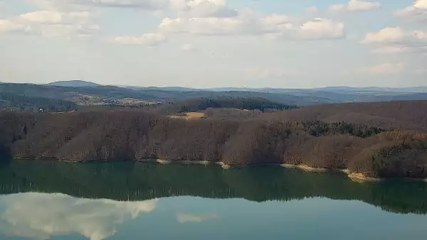 Widok z kamery na Jezioro Solińskie w Bieszczadach.