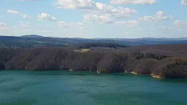 Widok z kamery na Jezioro Solińskie w Bieszczadach.