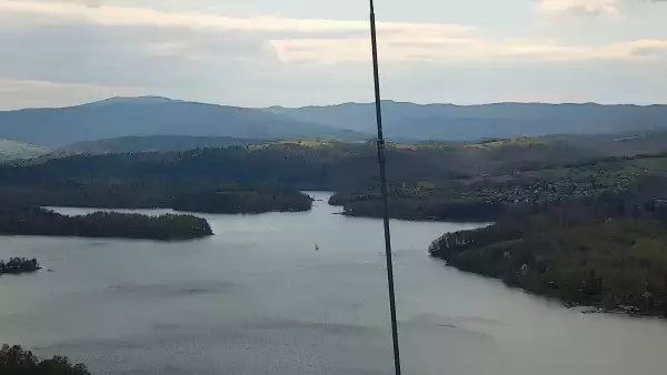 Widok z kamery na Jezioro Solińskie w Bieszczadach.