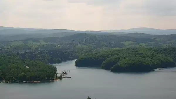 Widok z kamery na Jezioro Solińskie w Bieszczadach.