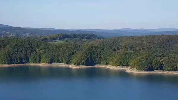 Widok z kamery na Jezioro Solińskie w Bieszczadach.
