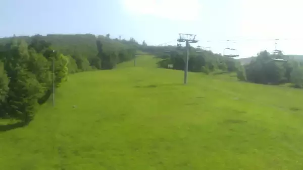 Obrotowa kamera live zainstalowana powyżej dolnej stacji czteroosobowej kolei linowej