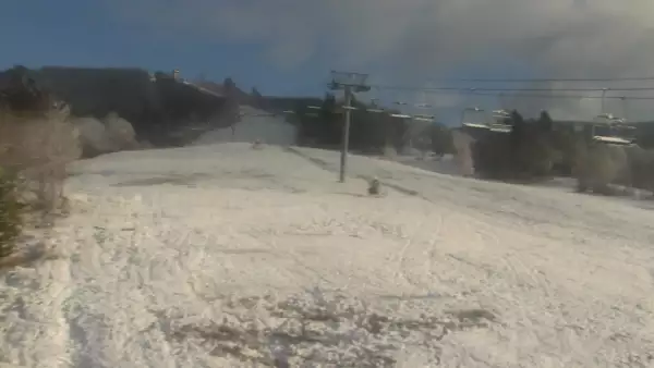 Obrotowa kamera live zainstalowana powyżej dolnej stacji czteroosobowej kolei linowej