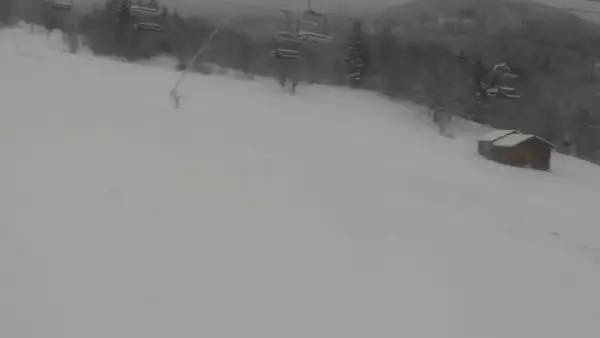 Obrotowa kamera live zainstalowana powyżej dolnej stacji czteroosobowej kolei linowej