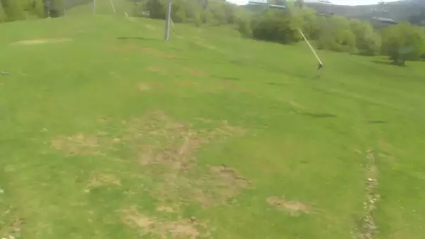 Obrotowa kamera live zainstalowana powyżej dolnej stacji czteroosobowej kolei linowej