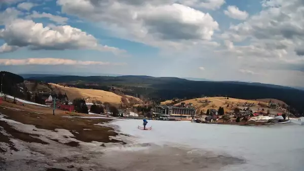 Widok na budowę apartamentowca Infinity w Zieleńcu