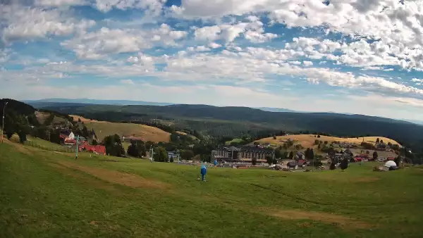 Widok na budowę apartamentowca Infinity w Zieleńcu