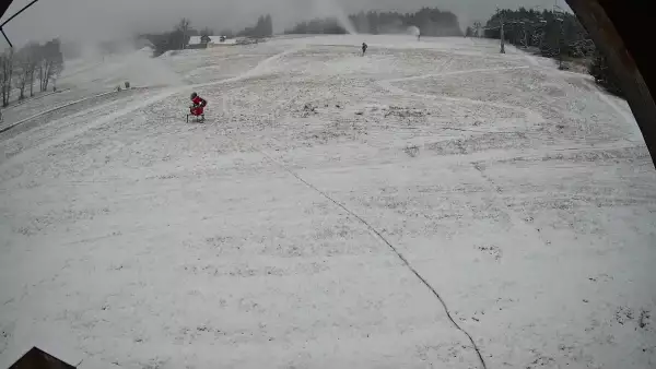 Widok z dołu na stok narciarski przy wyciągu W5