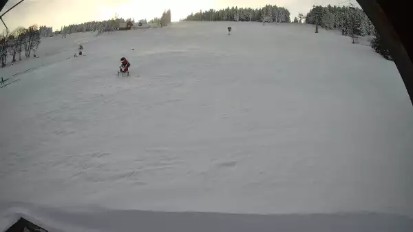 Widok z dołu na stok narciarski przy wyciągu W5