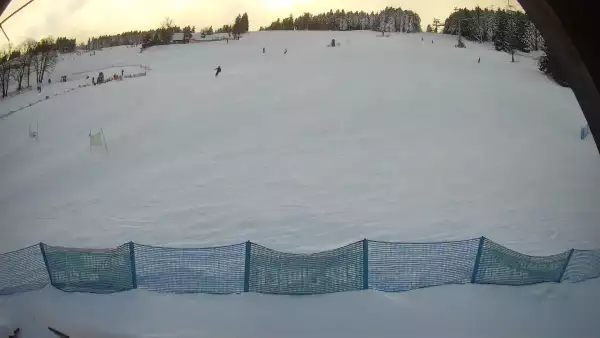 Widok z dołu na stok narciarski przy wyciągu W5