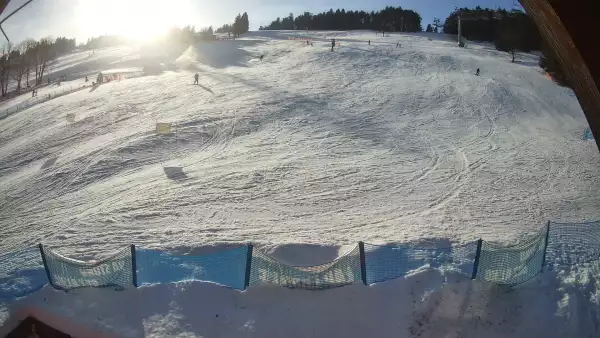 Widok z dołu na stok narciarski przy wyciągu W5