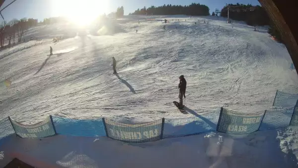 Widok z dołu na stok narciarski przy wyciągu W5