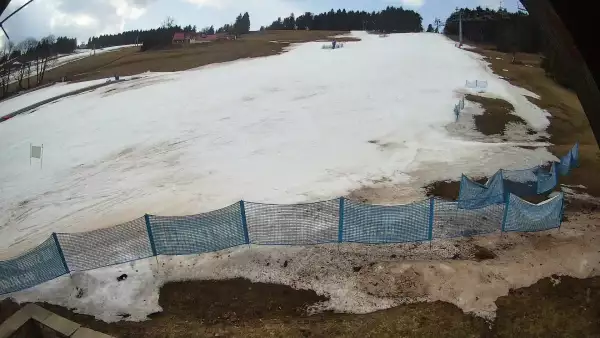 Widok z dołu na stok narciarski przy wyciągu W5