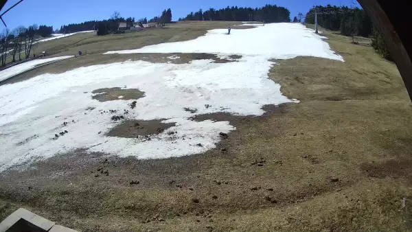 Widok z dołu na stok narciarski przy wyciągu W5