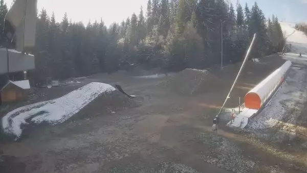 Kamera prezentuje obraz na żywo ze szkółki narciarskiej w Istebnej.