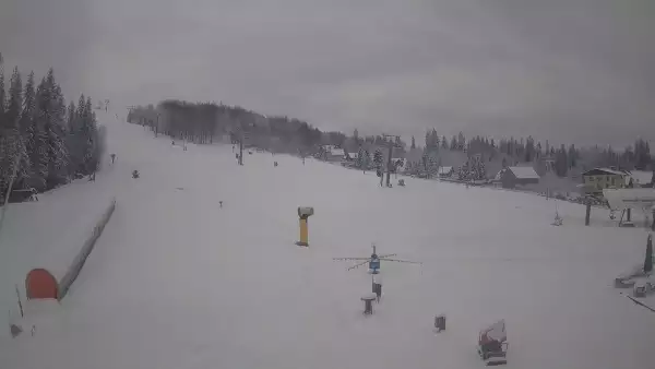 Kamera prezentuje obraz na żywo ze szkółki narciarskiej w Istebnej.