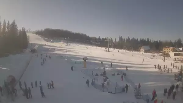 Kamera prezentuje obraz na żywo ze szkółki narciarskiej w Istebnej.