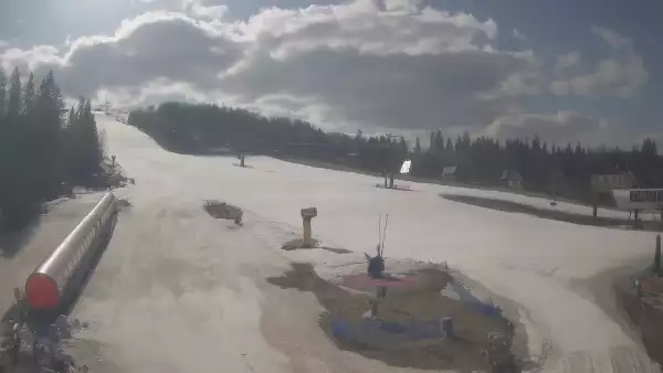 Kamera prezentuje obraz na żywo ze szkółki narciarskiej w Istebnej.