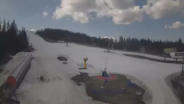 Kamera prezentuje obraz na żywo ze szkółki narciarskiej w Istebnej.