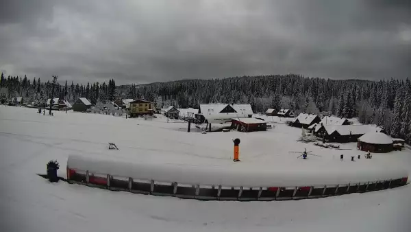 Widok na karczmę i wyciąg w Złotym Groniu - KAMERA LIVE