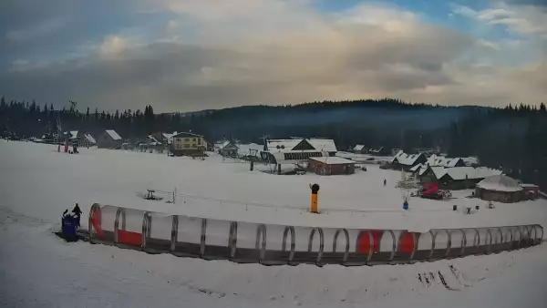 Widok na karczmę i wyciąg w Złotym Groniu - KAMERA LIVE