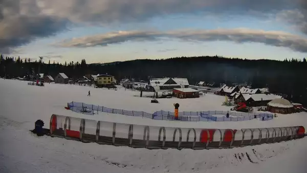 Widok na karczmę i wyciąg w Złotym Groniu - KAMERA LIVE