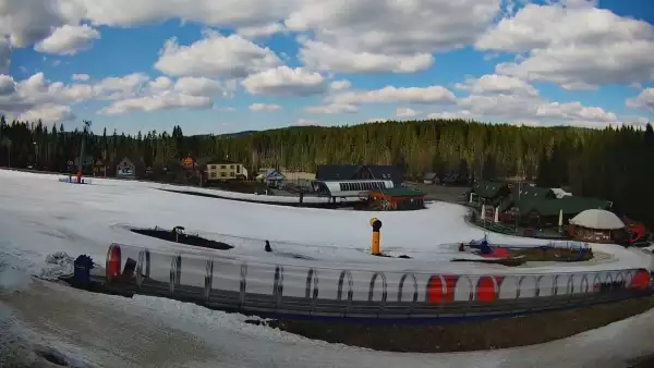 Widok na karczmę i wyciąg w Złotym Groniu - KAMERA LIVE