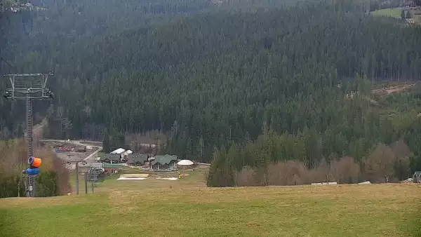 Złoty Groń w Istebnej - widok na 6-osobową kolej linową.