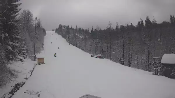 Dolna stacja wyciagu, którym narciarze dotrą na Mały Rachowiec