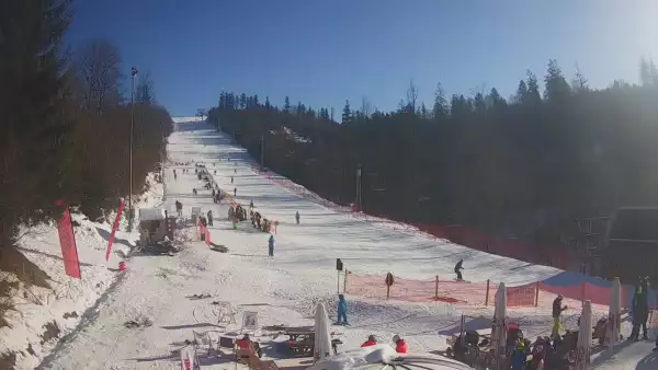 Dolna stacja wyciagu, którym narciarze dotrą na Mały Rachowiec