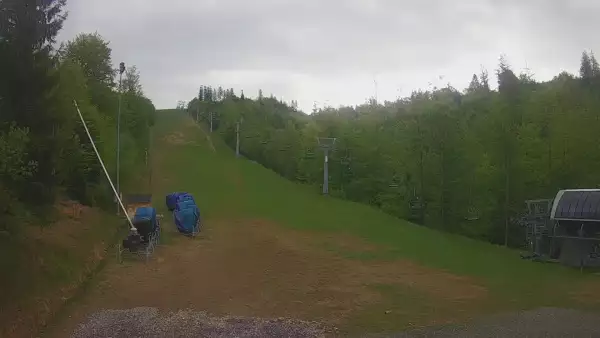 Dolna stacja wyciagu, którym narciarze dotrą na Mały Rachowiec
