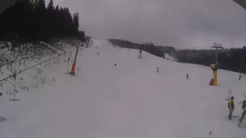 Obraz na żywo z ośrodka narciarskiego Bachledka Ski&Fun przedstawiający wyciąg orczykowy wraz z jedną z tras zjazdowych.