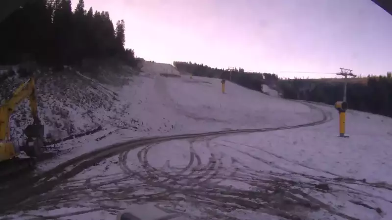Obraz na żywo z ośrodka narciarskiego Bachledka Ski&Fun przedstawiający wyciąg orczykowy wraz z jedną z tras zjazdowych.