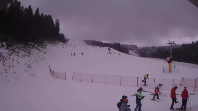Obraz na żywo z ośrodka narciarskiego Bachledka Ski&Fun przedstawiający wyciąg orczykowy wraz z jedną z tras zjazdowych.