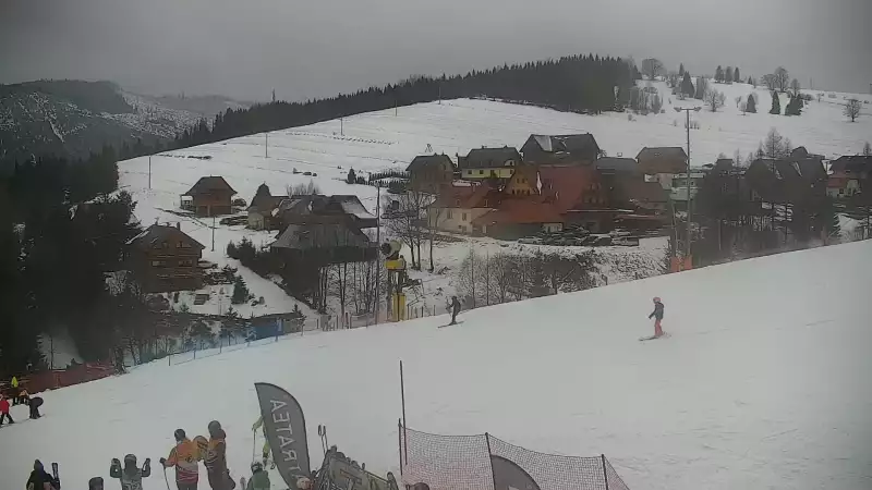 Widok na trasy narciarskie na Słowacji. Online prosto z ośrodka Bachledka