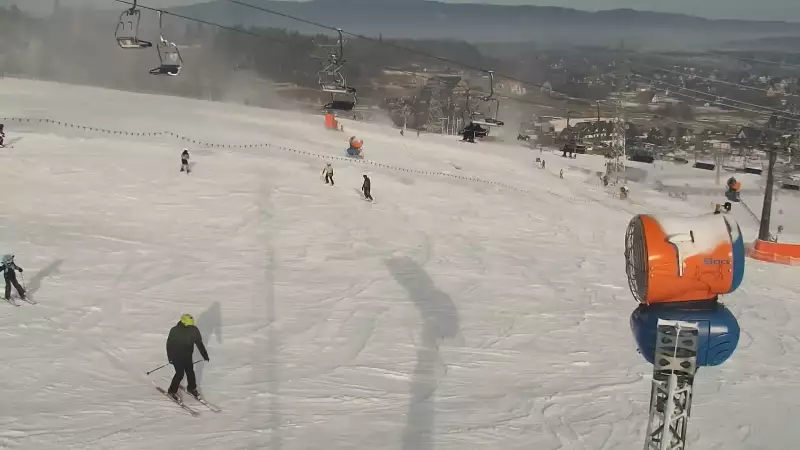 BANIA SKI - widok na trasę zjazdową, kolej krzesełkową i narciarzy