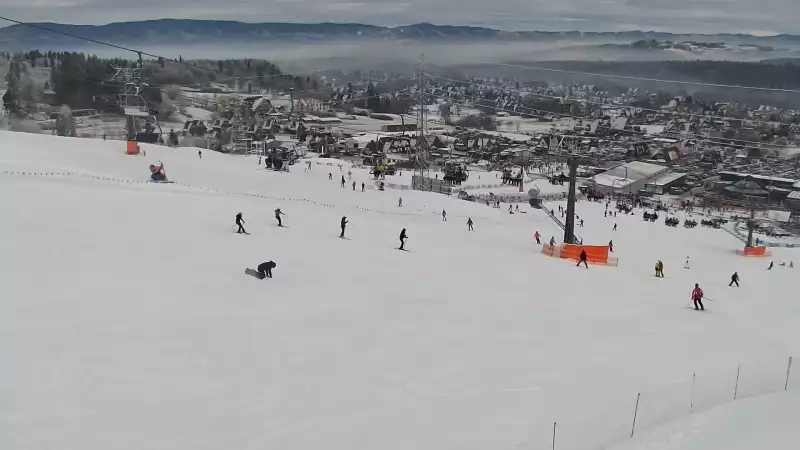 BANIA SKI - widok na trasę zjazdową, kolej krzesełkową i narciarzy