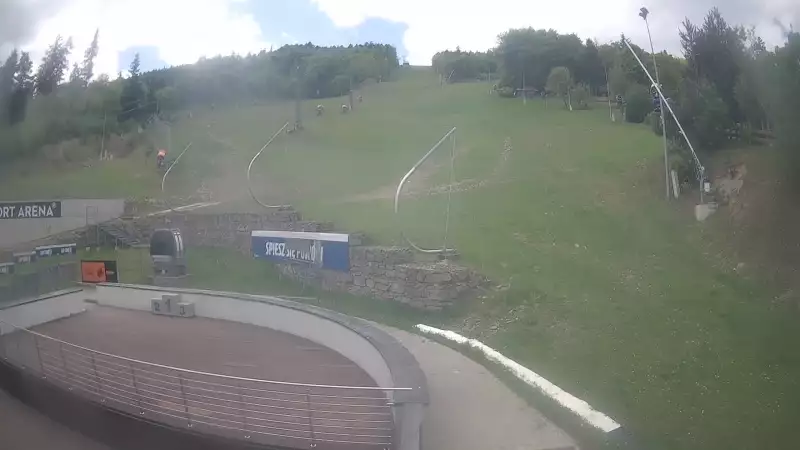 Warunki narciarskie z dolnej części trasy zjazdowej Beskid Sport Arena.